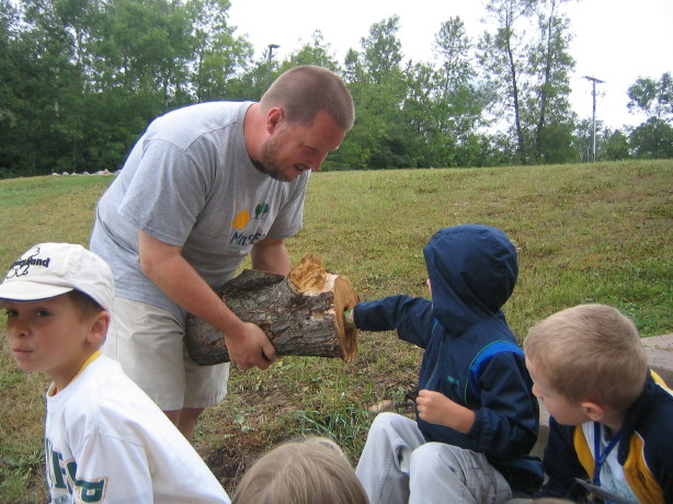 MN-Bay View Elementary School-Rob Marohn-students looking at log