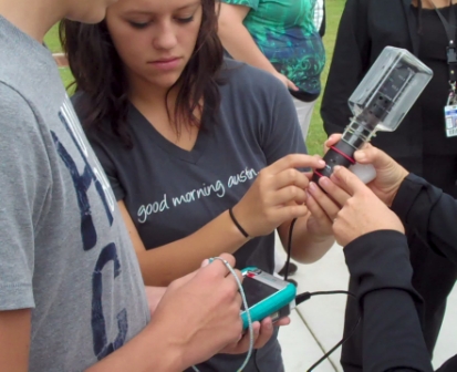 Girl uses CO2 Meter