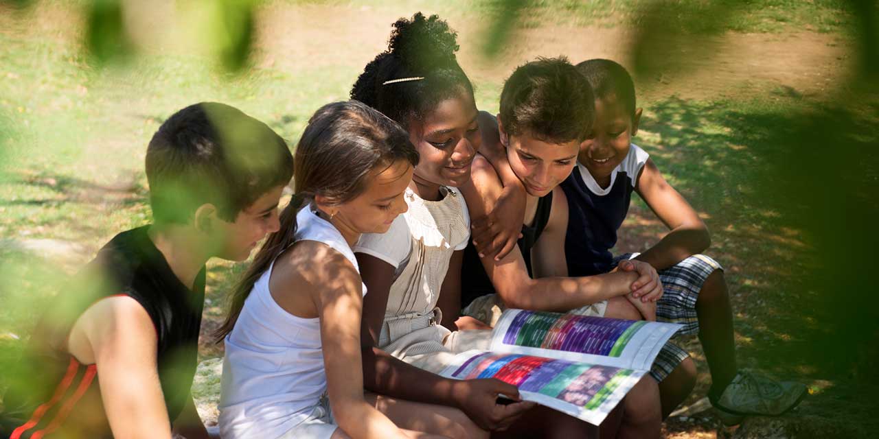 school-children-reading-outdoors