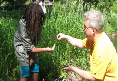 Student from the School of Engineering and Arts biomonitors a local river