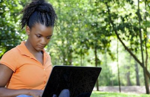 woman-in-front-of-her-laptop-sitting-outside